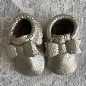 Freshly Picked Platinum Bow Mocc Size 1